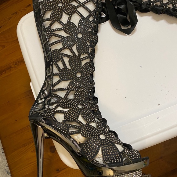 Boots - Picture 10 of 15